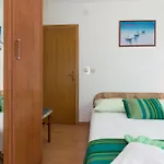 Apartamento Family-friendly With Swimming Pool Punat, Krk - 5345